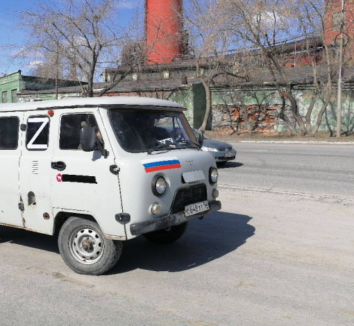 На службу в зону СВО отправлен очередной автомобиль УАЗ от уральцев. В нем - гуманитарная помощь.